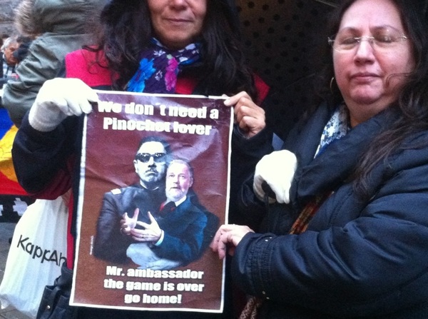 Fotos: Chilenos en Suecia funan y piden salida de embajador Del Valle por condolencias a Odlanier Mena