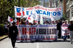 Miles marchan contra las AFPs y piden cambiarlo por un sistema solidario de reparto