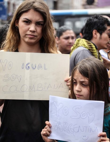 Carabineros impide marcha contra colombianos que tuvo baja convocatoria