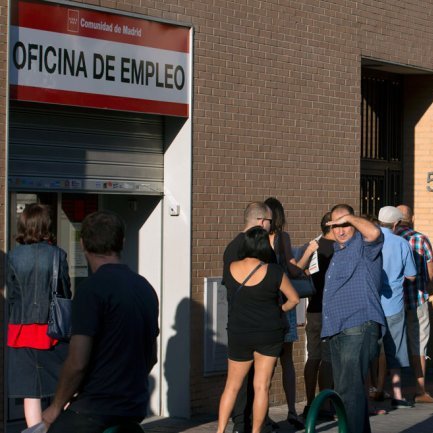Baja el desempleo en España