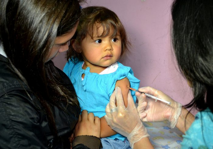 Expertos critican cambio de vacuna para la meningitis W135 y advierten mayor vulnerabilidad para bebés menores de un año