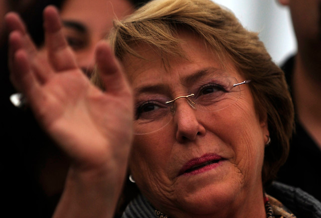 Diario El País anticipa el «fin a la Constitución de Pinochet» vía reformas a la Carta Magna propuestas por Bachelet