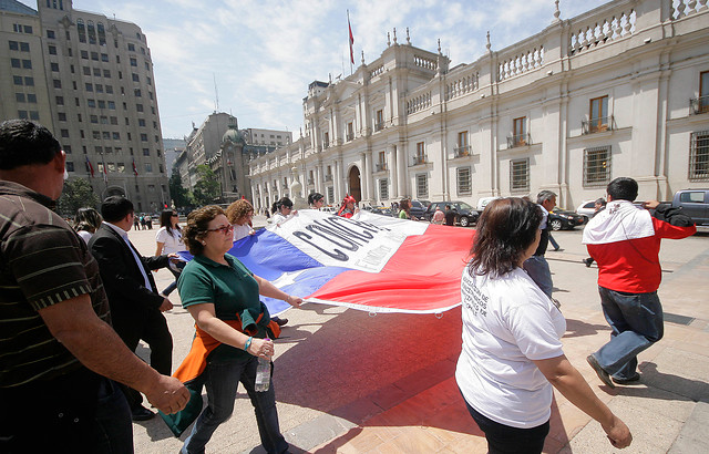 Alcaldes llegan hasta la puerta de La Moneda y ponen presión a Piñera para que resuelva conflicto con trabajadores municipales
