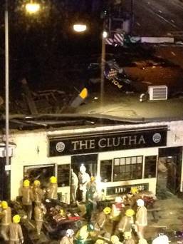 Al menos tres muertos tras la caída de un helicóptero sobre un pub de Glasgow