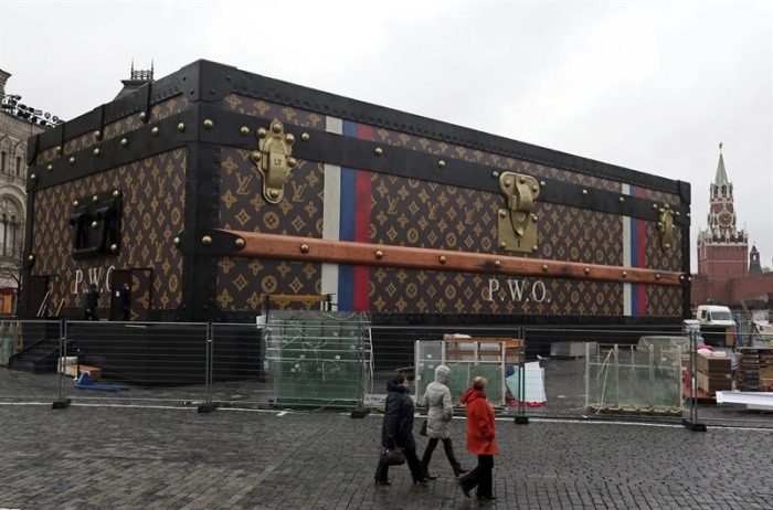 Un gigantesco baúl de Louis Vuitton en la Plaza Roja
