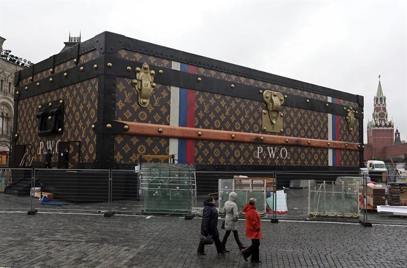 Un gigantesco baúl de Louis Vuitton en la Plaza Roja