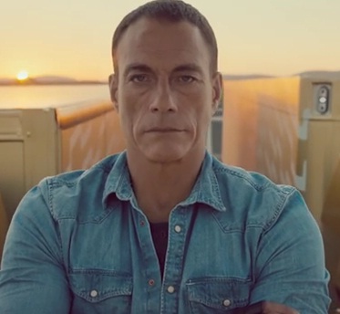 Video: Jean Claude Van Damme se abre de piernas mientras viaja sobre camiones en movimiento