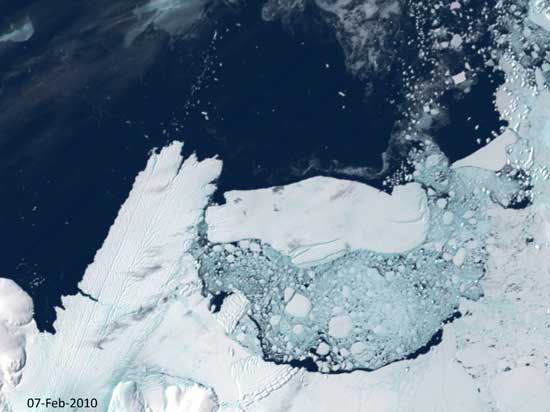 Expertos vigilan iceberg de la Antártica que amenaza rutas de navegación