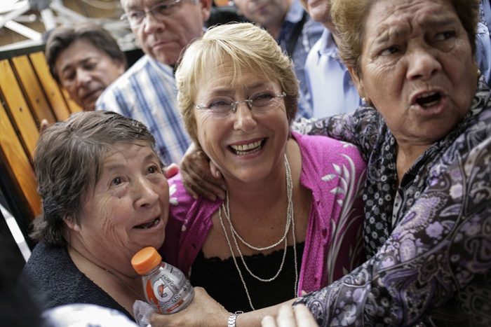Oppenheimer duda que Bachelet «acabe con el modelo» y pronostica su giro al centro en segunda vuelta