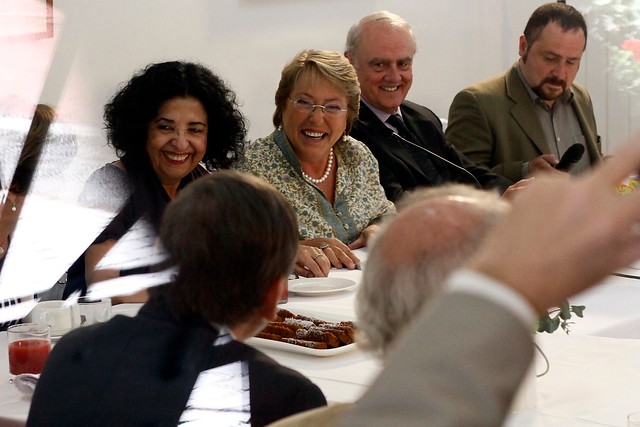 Premios Nacionales de diversas disciplinas se reúnen con Bachelet para debatir sobre educación
