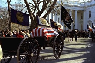 Obama ordena arriar las banderas a media asta en honor a Kennedy