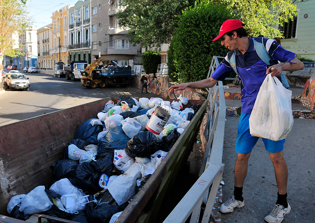 Paro de funcionarios municipales afecta recolección de basura en Providencia