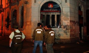 Investigan explosión de una bomba en sucursal de BancoEstado