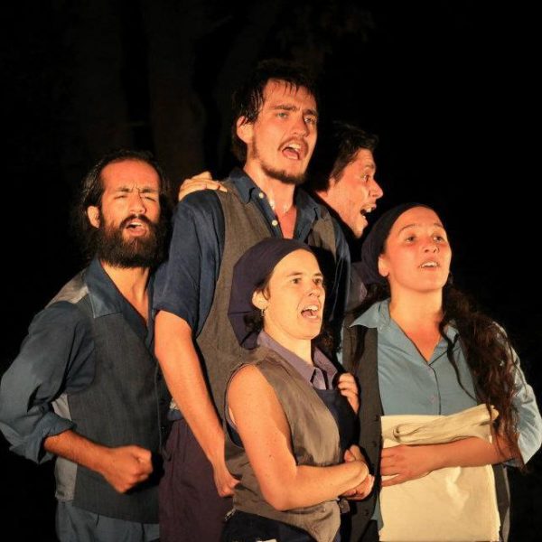 Obras de teatro musicales reviven la historia del sindicalismo chileno y de las brigadas muralistas