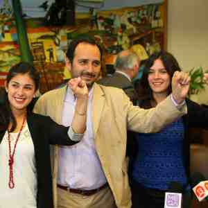 Camila Vallejo, Karol Cariola y Daniel Núñez visitan el Congreso Nacional