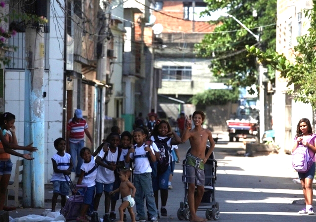 Sólo el 1,6% de la población de favelas de Brasil tiene título universitario