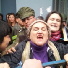 Funan cierre de campaña de Bachelet en La Araucanía y madre de comunero Matías Catrileo pierde un diente durante enfrentamientos