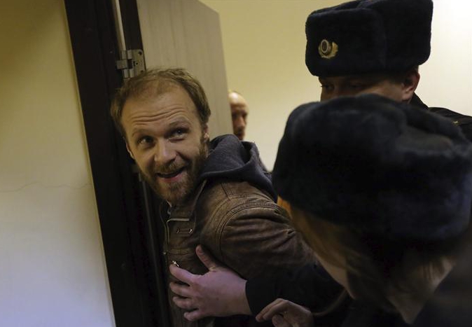 Liberan bajo fianza a fotógrafo y doctora rusos del barco de Greenpeace