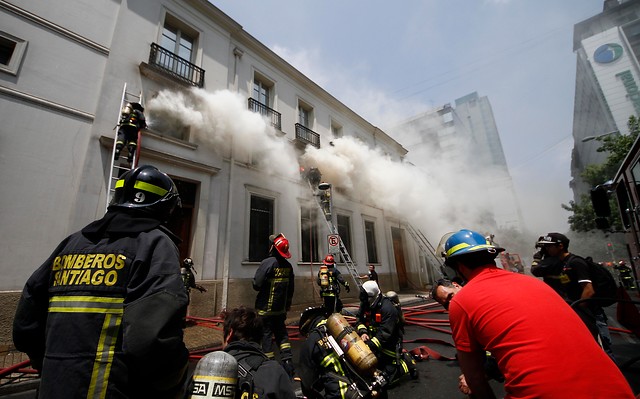 FOTOS: Incendio afecta bodega del Teatro Municipal de Santiago
