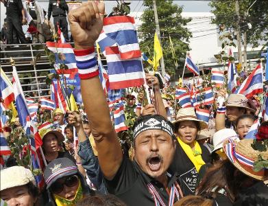 Miles manifestantes marchan contra gobierno en Bangkok