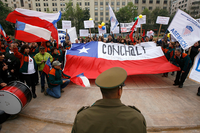 Municipales radicalizan paro con protestas en la Plaza de la Constitución y en distintas comunas del país