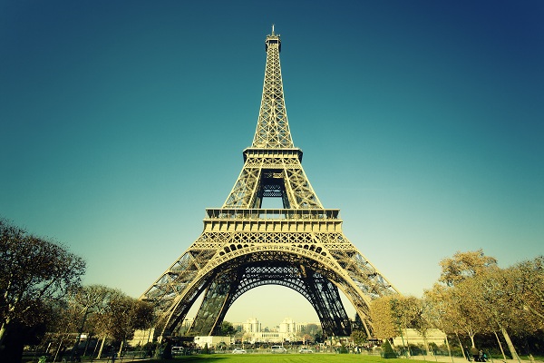 Hombre trepó Torre Eiffel y obligó a autoridades a evacuar el lugar