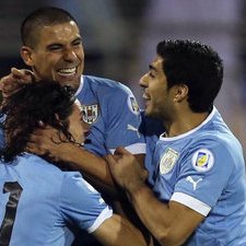 Uruguay golea a Jordania y se acerca al Mundial 2014