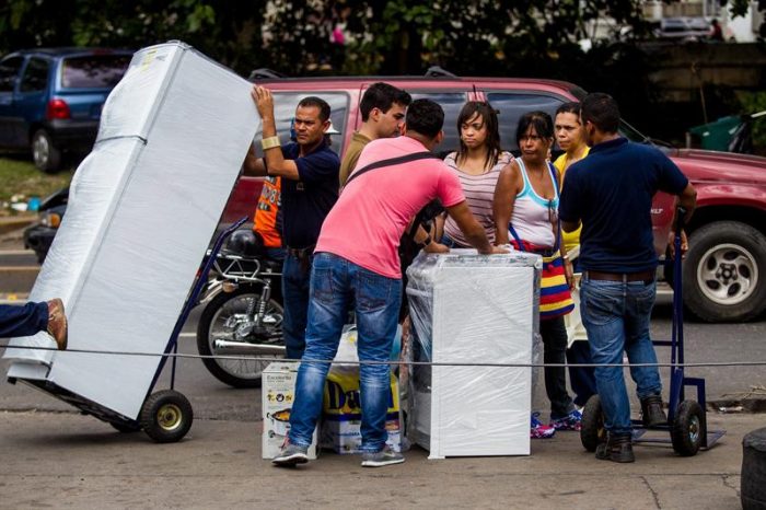 Siguen las colas frente a tiendas de electrodomésticos en Venezuela
