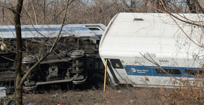 Al menos 4 muertos y 40 heridos en descarrilamiento de un tren en Nueva York