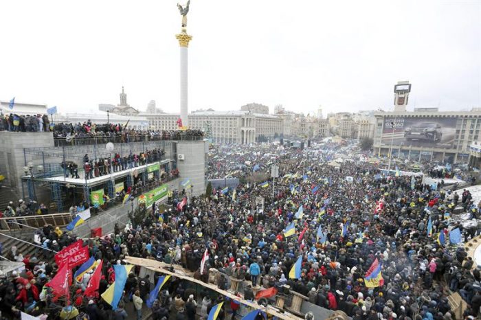 Decenas de miles de personas bloquean edificios oficiales en Kiev