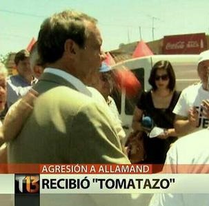 Allamand recibe un «tomatazo» en su cara mientras hacía campaña en Cerro Navia
