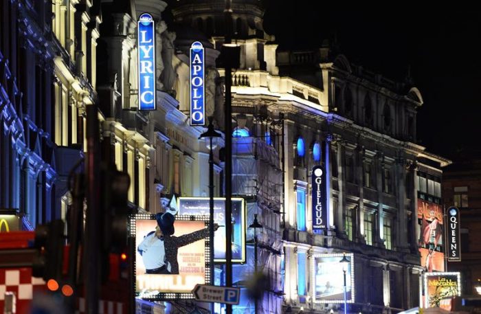 Tragedia en el centro de Londres: se desploma techo del teatro Apollo en plena función