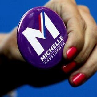 Asesora del comando de Michelle Bachelet tuitea: «Evelyn presa de tu caca»