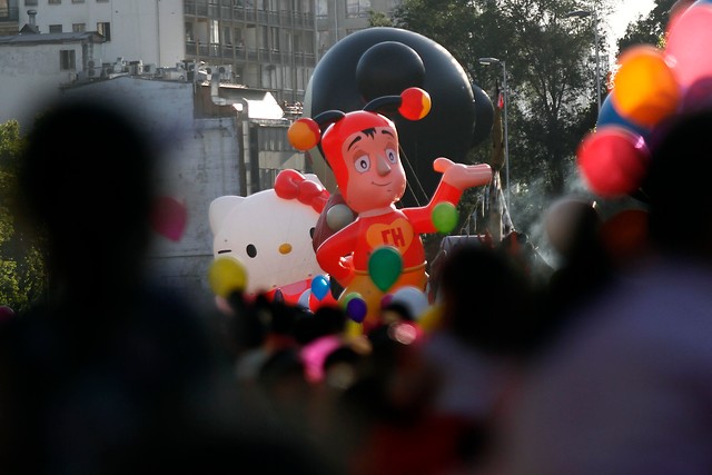 Chapulín Colorado y Hello Kitty se tomaron la calles de Santiago