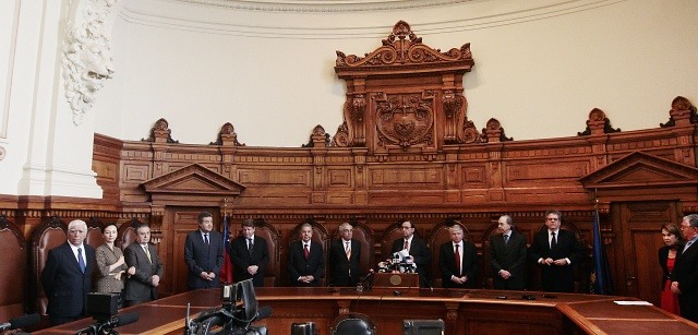 Diputados UDI buscan establecer plazo para nombramiento de ministros de la Corte Suprema