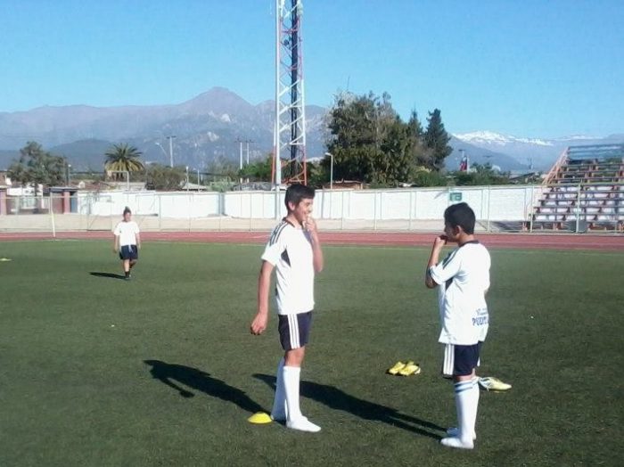 Entrenadores del Manchester United realizan clínica deportiva a niños de Puente Alto