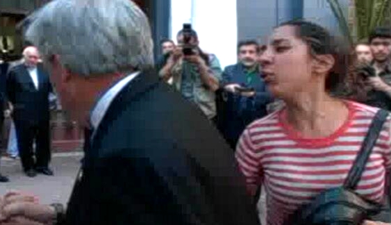 Piñera recibe empujón y escupitajo de mujer que lo increpó en el velorio del sacerdote Alfonso Baeza
