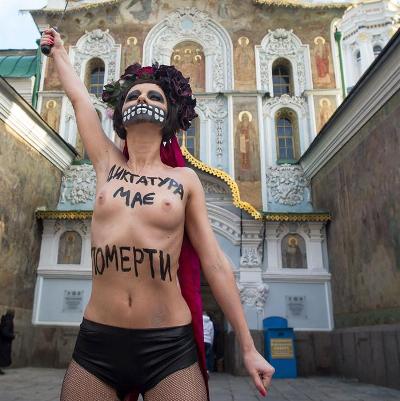 Activista de Femen pide semidesnuda «muerte a la dictadura»