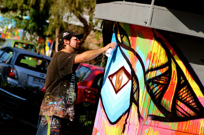 Henruz, el grafitero que bombardea mensajes