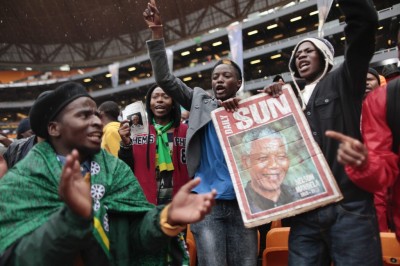 Miles de sudafricanos cantan y bailan bajo los paraguas en homenaje a Mandela