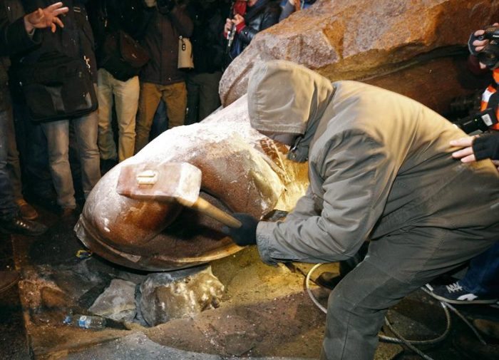 Siguen haciendo pedazos la estatua de Lenin derribada hace 5 días en Kiev