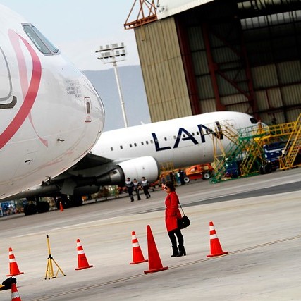 LAN reprograma más de 100 vuelos por huelga de trabajadores