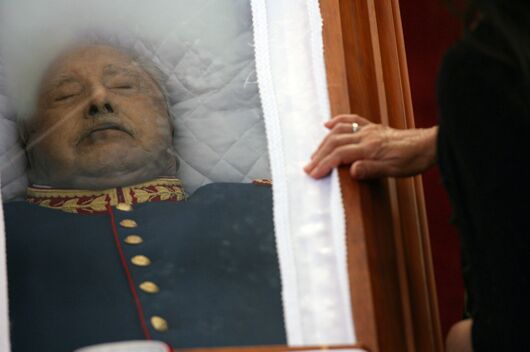 Obituario de El Mercurio evoca a Augusto Pinochet en séptimo aniversario de su muerte