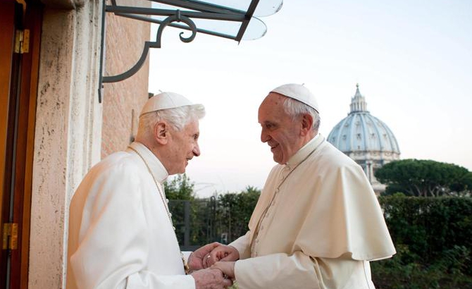Papa Francisco visita a Benedicto XVI para saludarlo por Navidad