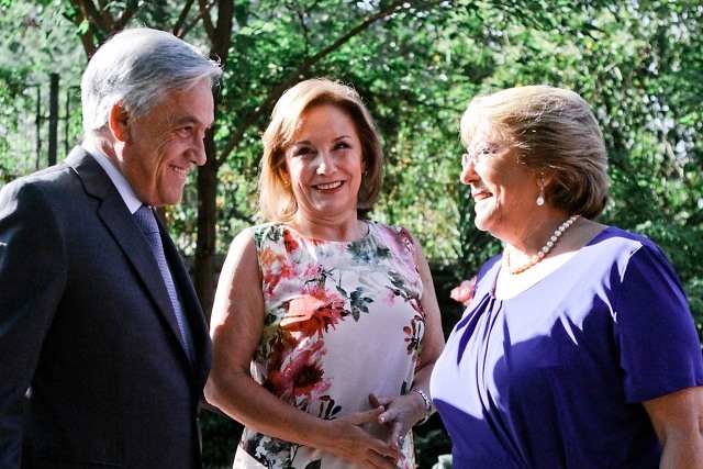 Piñera visita en su casa a Bachelet para felicitarla por su victoria en las urnas