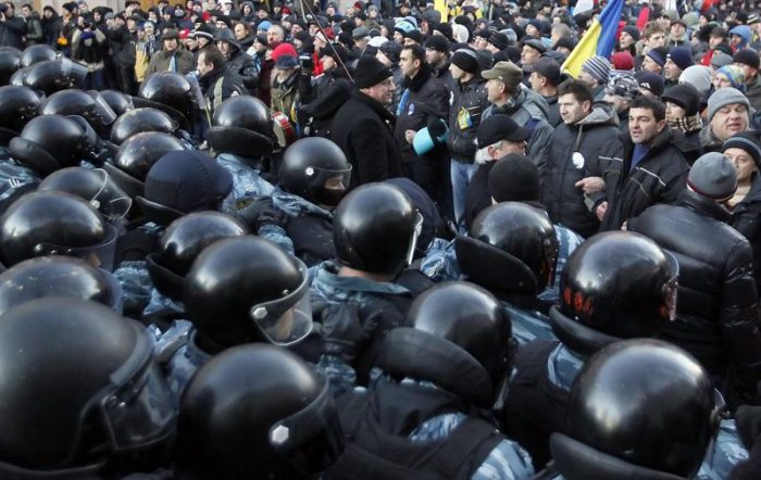 La OTAN condena la represión en Kiev y pide diálogo al gobierno y la oposición