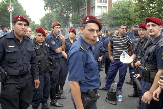 Protestas policiales crecen en Argentina en víspera aniversario de democracia