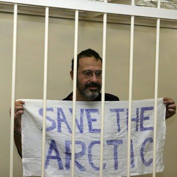 Permiten salir de Rusia a activistas de Greenpeace tras amnistía