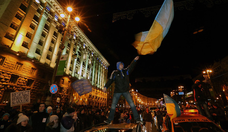 Opositores bloquean entrada principal de sede del gobierno ucraniano