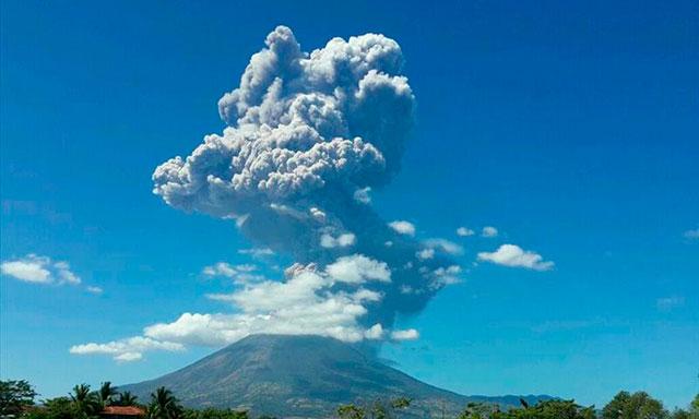Evalúan daños por erupción mientras persiste amenaza de volcán en El Salvador